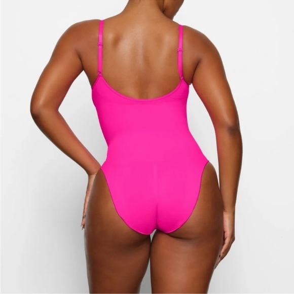 SKIMS Seamless Sculpting Bodysuit New Neon Pink Size Hard to find -NWOT - Picture 2 of 2